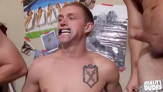 Frat Bro Gets Horny Blow Job in Crowded Dorm Room – GayPornHub 18+