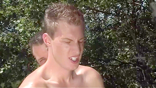 Steamy Sunlit Threesome: Jason Nikos Goes Wild Under the Heat – TinyGays 18+