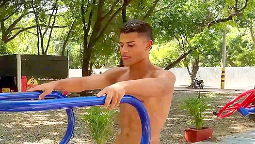 Shredded Stud Beau Seals Cums Hard With Massive Load – EastBoys Exclusive