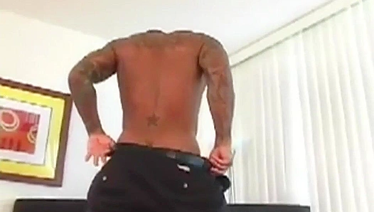 Tattooed Stud Shows Off His Bulging Muscle While Jacking Off – Hot for Older Fans