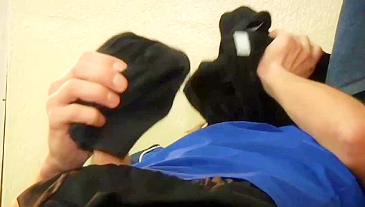 Alex Grander Takes Control in the Lockers — Steamy Nude Encounter – GayXXX