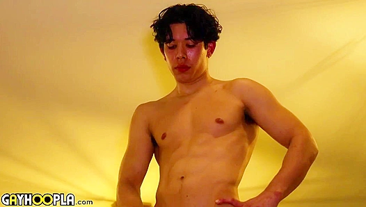 Kody Lux Flexes His Hot Muscles While Masturbating for Your Pleasure – 18+
