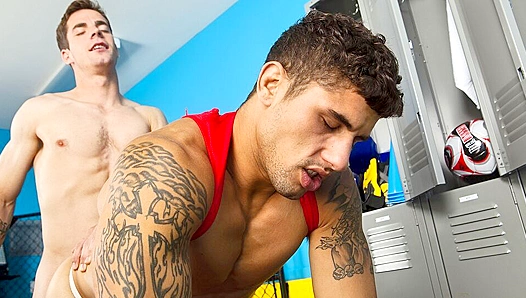 Steamy Lockers: Jimmy Clays Hot Post-Game Encounter with Bradley Hudson – GayPornXXX 18+