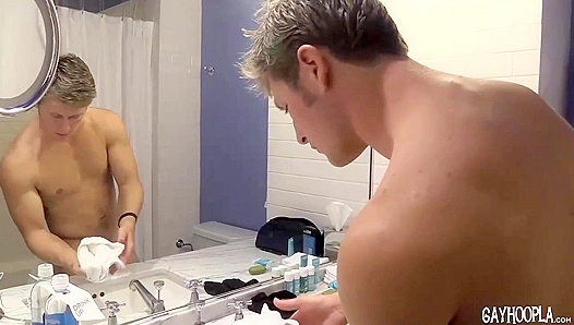 Brandon Parkers Tempting Blowjob Ends With a Mind-Blowing Cum Shot – 18+