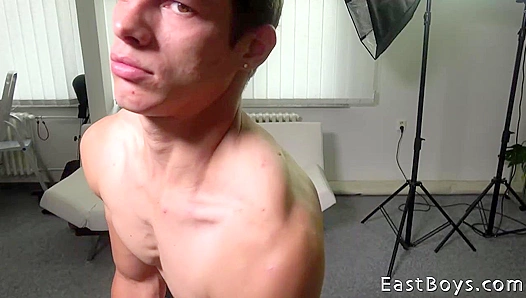 Moaning Daniel Devours His Oil-Slicked pecs – EastBoys 18+