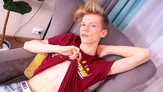 Alex Powells Sultry Self-Pleasure Session in a Leather Throne – Steamy Solo Act