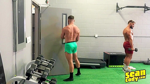 Levi Haydens Hot Post-Gym Glow: Tight Tank Top Teases Muscle More – SeanCodyX