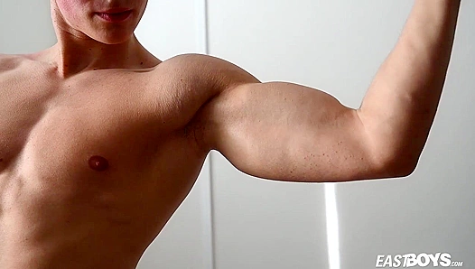 Emilion Reynolds Flexes His Ripped Body – Hot Gay Muscle Porn – EastBoys 18+