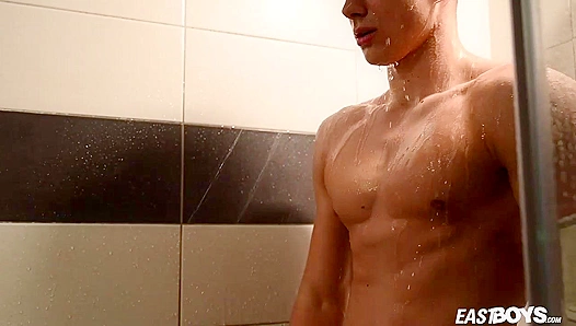 Emilion Reynolds Flexes His Ripped Body – Hot Gay Muscle Porn – EastBoys 18+