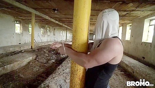 Hard Raw Throbs: Steamy Bear Sex Deep Anal in Abandoned Warehouse – BromoUS