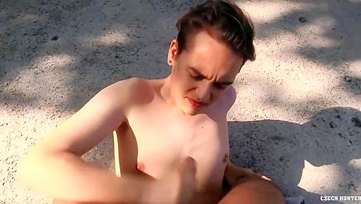 Hard Outdoors Fuck – Slim Twink Gags on Huge Dick Deep Throat – XXX Gay