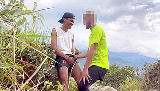 Hot Encounter: Muscle Guy Shares Steaming Blow Job Post Work Out – GayXXX 18+