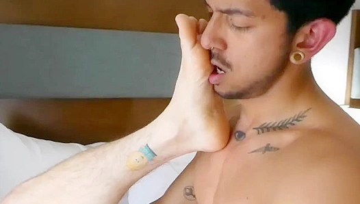 Leo Impales Himself on Rileys Thick, Juicy Rod – Tight Ass Devours Every Inch 18+
