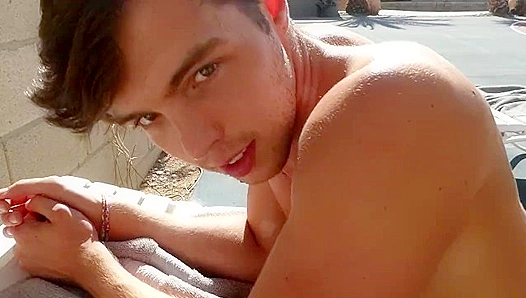 Massive Hunk Flaunts His Thick, Veined Meat—MachoMusculosos 18+