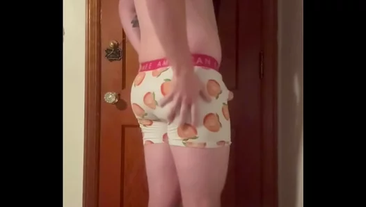TikTok Hunk Strips Down for Steaming Solo Show – Must-See Gay Moment