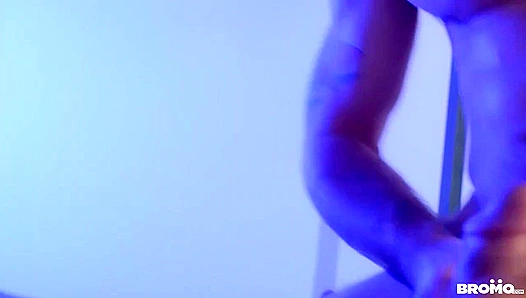 Trent Jeremy Unleashed: Steamy Hookup Between Horny Roomies – HotGaySex 18+