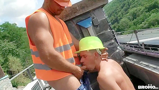 Hard Hats, Harder Loads: Dee Duncans Steamy Rooftop Encounter – GayPornHub 18+