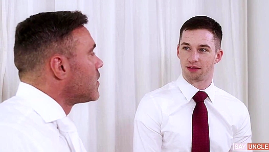 Knoxx Skye Goes Wild After Interview — Steamy Gay Encounter Begins – TinyGays 18+