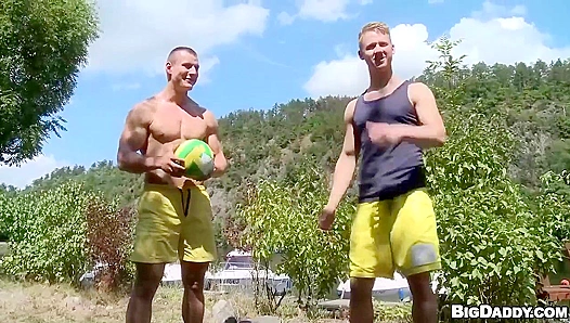 Chris Luc Goes Wild: Hot Outdoor hookup After the Game – GayTwinkX 18+