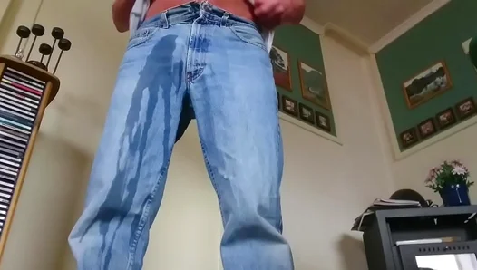 Roger Virre Cant Resist—Steamy Amateur Golden Shower Fun – NaughtyLads 18+