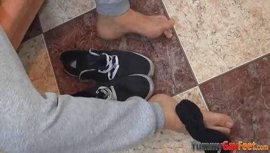 Muscle Stud Devours Feet Cums Hard – Hot Solo Fetish Action – GayPrideX 18+