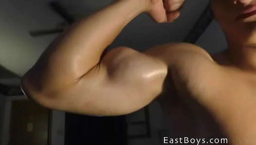 Dylans Massive Gains Worshipped in Steamy Muscle Fantasia – Ripped Hung