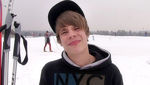 Bieber Lookalike Gags on Load, Stretched Wide – XXXGay 18+