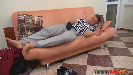 Hot Solo Stud JERKS OFF CUMS ALL OVER HIS FEET – Wild Foot Fetish Fun