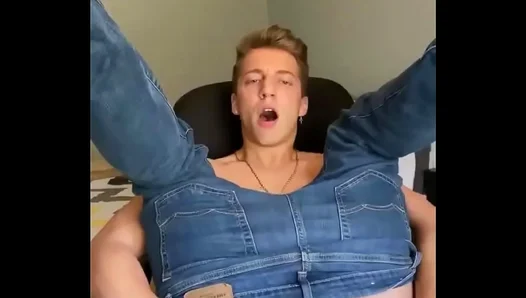 Solo Stretch Session: Finger-Fuck Fun Gets Wildly Wet – GayPornFun 18+