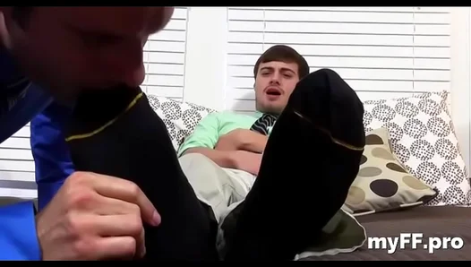 Craving Those Soles: Muscle stud worships sweaty feet in raw fetish play – GayFetish 18+