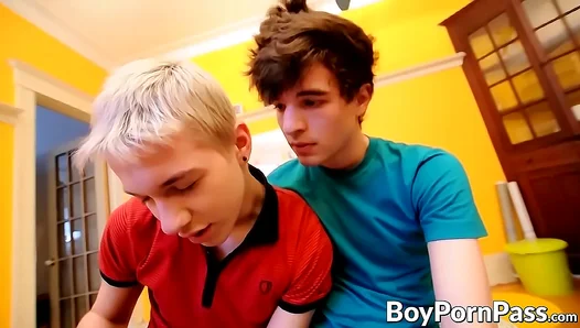 Twink Goes Wild: From Blowjob to Raw Anal Ride – GayXXXScene