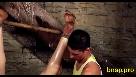 Dominant Top Takes Control with Seductive Rope Bondage – 18+
