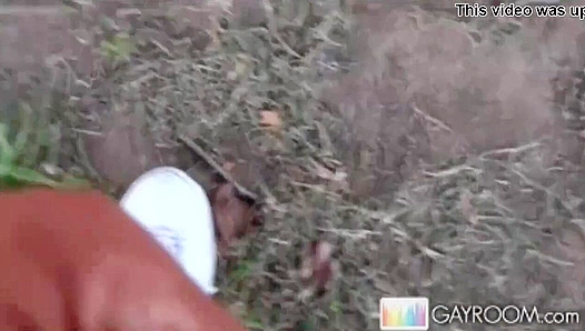 Muscle Mystery Man Jerks Off in Secret Park Hideaway – Steamy Gay Voyeur Footage