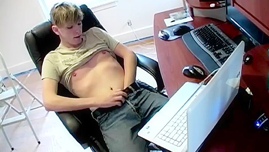 Kink-Fueled Jerk Off: Horny Collegian Ruins Himself Hard – BoyzParty