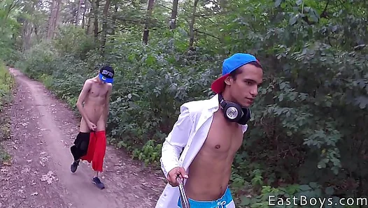 Sun-Kissed Twink Fun: Hot Bareback Play on the Beach – AdorableTwinks 18+
