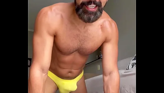 Hard Gains Hot Steam: Muscle Stud Flaunts Yellow Thong After Workout – Gay Gym 18+