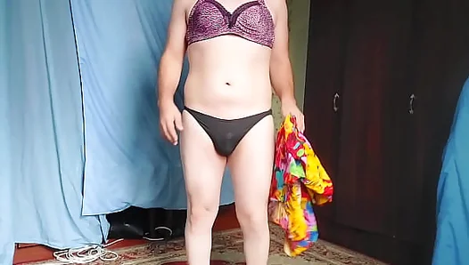 Busty Shemale Cutie Struts Her Stuff Live – This Youtuber Slays As A Milf Queen