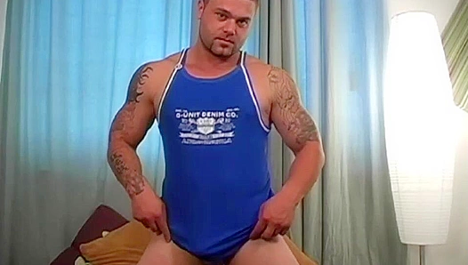 Beefy Brian Greene Pumps His Massive Hard-on Solo – Steaming Daddy Action 30+